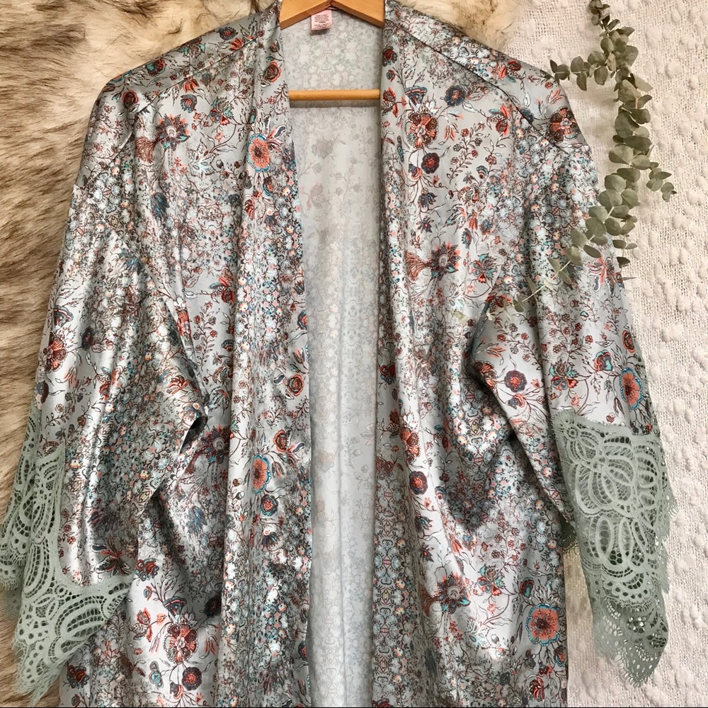 Victoria’s Secret lace trim kimono / robe